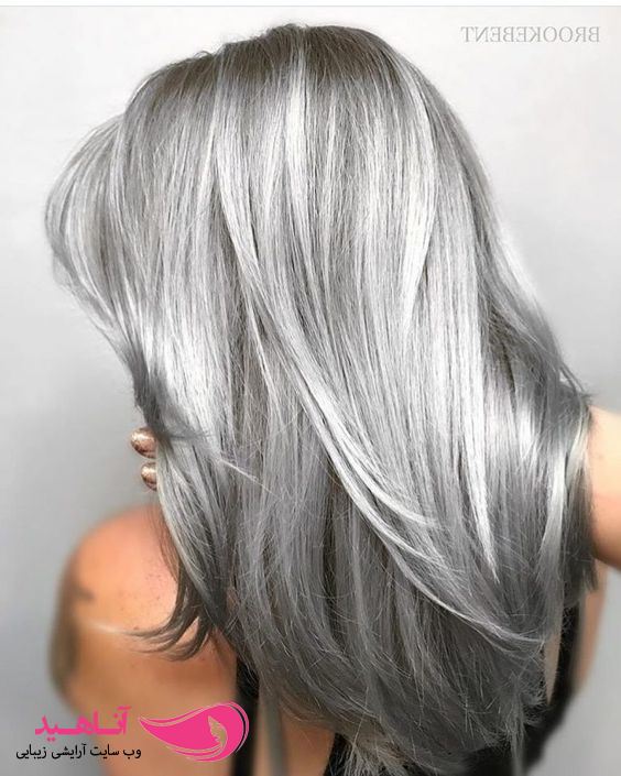 رنگ مو براق خاکستری عالی بر روی موهای صاف و بلند
